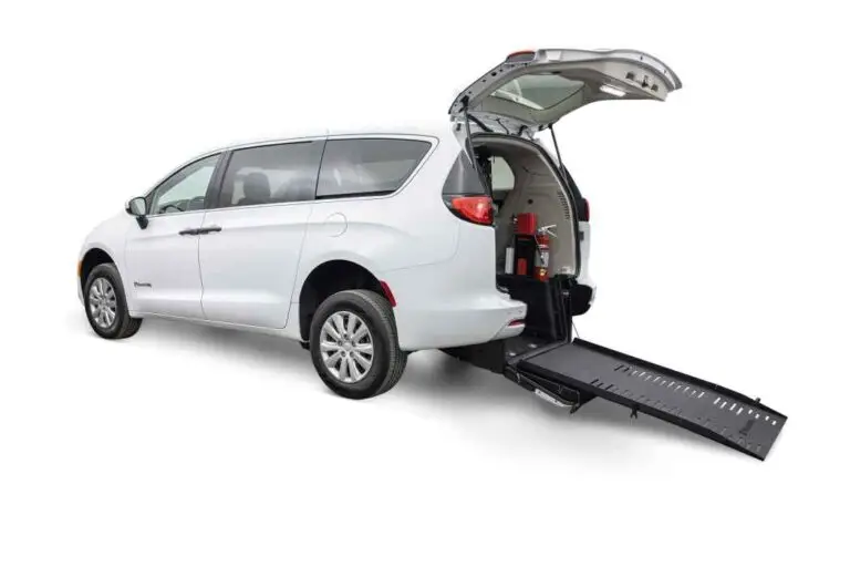 Image of a white Chrysler Voyager with a rear-entry ADA wheelchair conversion