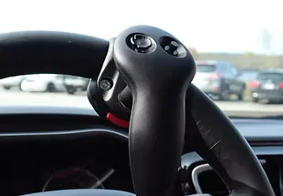 uh360 driving aid attached to steering wheel